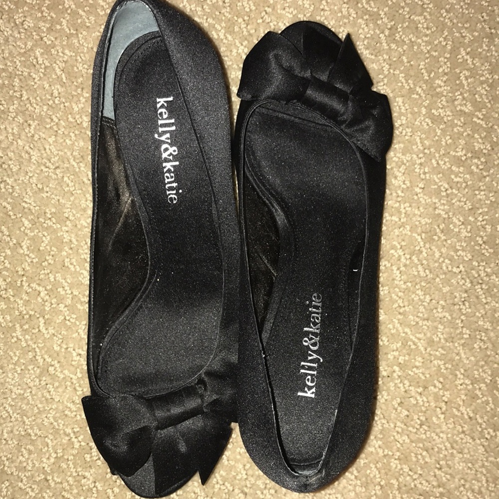 Black heels with bow